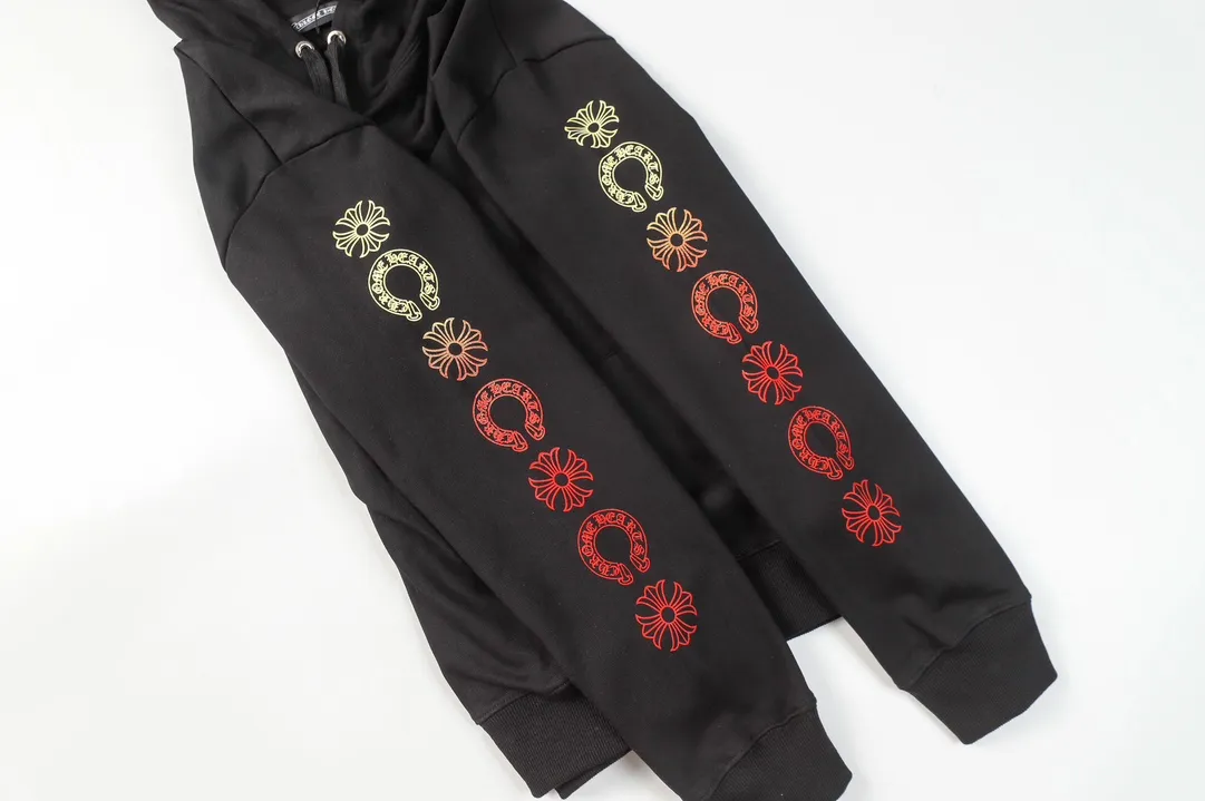 M30—P210 -Chrome Hearts/Chrome Hearts printed sweatshirt cardigan jacket -420 grams of high-density, high-quality wool, soft, delicate and skin-friendly, soft and silky to the touch, warm and skin-friendly -The hardware zipper accessories are all customized and full of details -Colour: black white -Size: S M L XL